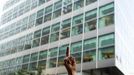 RNPS IMAGES OF THE YEAR 2012 - An Occupy Wall Street demonstrator gestures at Goldman Sachs employees watching demonstrations below their building on the one-year anniversary of the movement in New York, September 17, 2012. REUTERS/Lucas Jackson (UNITED STATES - Tags: CIVIL UNREST BUSINESS TPX IMAGES OF THE DAY) TEMPLATE OUT Published: Pro. 5, 2012, 11:12 odp.