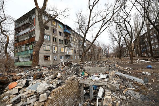 Trosky u poškozeného obytného domu v Časiv Jaru.