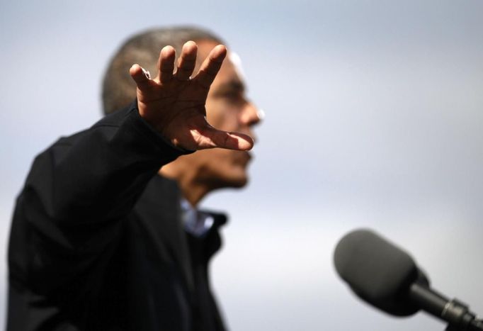 U.S. President Barack Obama gestures at an election campaign rally in Concord, New Hampshire, November 4, 2012. REUTERS/Jason Reed (UNITED STATES - Tags: POLITICS USA PRESIDENTIAL ELECTION ELECTIONS) Published: Lis. 4, 2012, 5:11 odp.