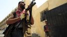 A Free Syrian Army member aims his weapon after hearing shooting in Aleppo July 29, 2012. REUTERS/Zohra Bensemra (SYRIA - Tags: POLITICS CONFLICT CIVIL UNREST MILITARY) Published: Čec. 29, 2012, 3:45 odp.