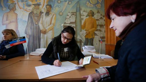 Proruští separatisté se registrují k volbám šéfů nově vzniklých lidových republik Doněcka a Luhanska.