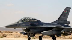 Letecké útoky proti pozicím islamistů v Sýrii jsou odvetou za nedávnou krutou vraždu jordánského pilota. Podle prohlášení ministra zahraničí byly nálety "pouhým začátkem".