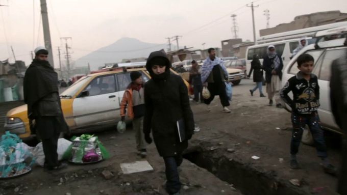Scéna z filmu A Dog Called Money zachycuje PJ Harvey v Kábulu.