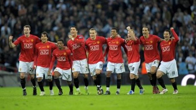 Hráči Manchesteru United slaví vítězství v Carling Cupu