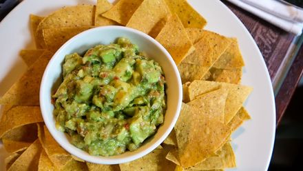 Pořádáte domácí oslavu? Připravte k chipsům mexickou chuťovku guacamole