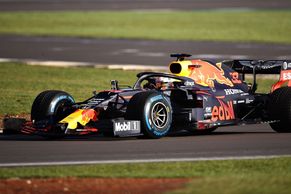 Red Bull jako první ukázal novou formuli v jízdě, Renault zatím jen naznačuje