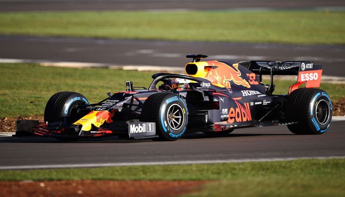 Nový monopost formule 1 Aston Martin Red Bull Racing RB16 pro sezonu 2020 při slavnostním představení v Silverstonu.