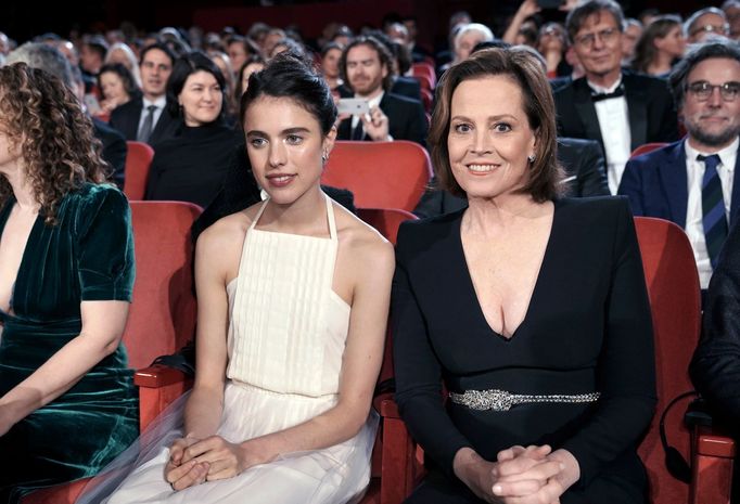 Herečky Margaret Qualleyová, nedávná hvězda Tarantinova Tenkrát v Hollywoodu, a Sigourney Weaverová.