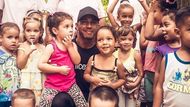 Lewis Hamilton se vedle nabírání sil na druhou polovinu sezony věnoval i dobrým skutkům. Jako ambasador UNICEFu se setkal s dětmi na Kubě.