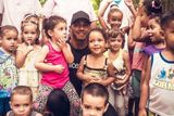 Lewis Hamilton se vedle nabírání sil na druhou polovinu sezony věnoval i dobrým skutkům. Jako ambasador UNICEFu se setkal s dětmi na Kubě.