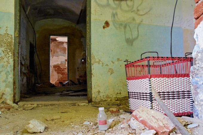 Fotografie zachycují areál usedlosti Pohádka u Čachrova přibližně před 10 lety.