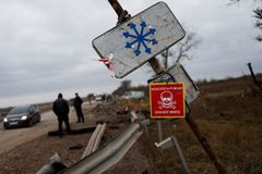 "Chci zpátky svou půdu." Ukrajinci si sami čistí území od min, už nechtějí čekat