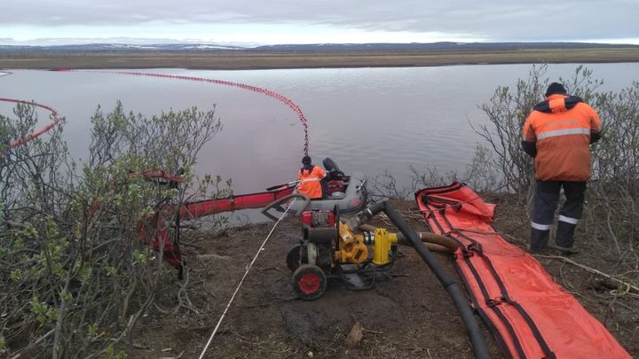 Ruská elektrárna obří únik nafty tajila. Muž, který na něj upozornil, se bojí o život