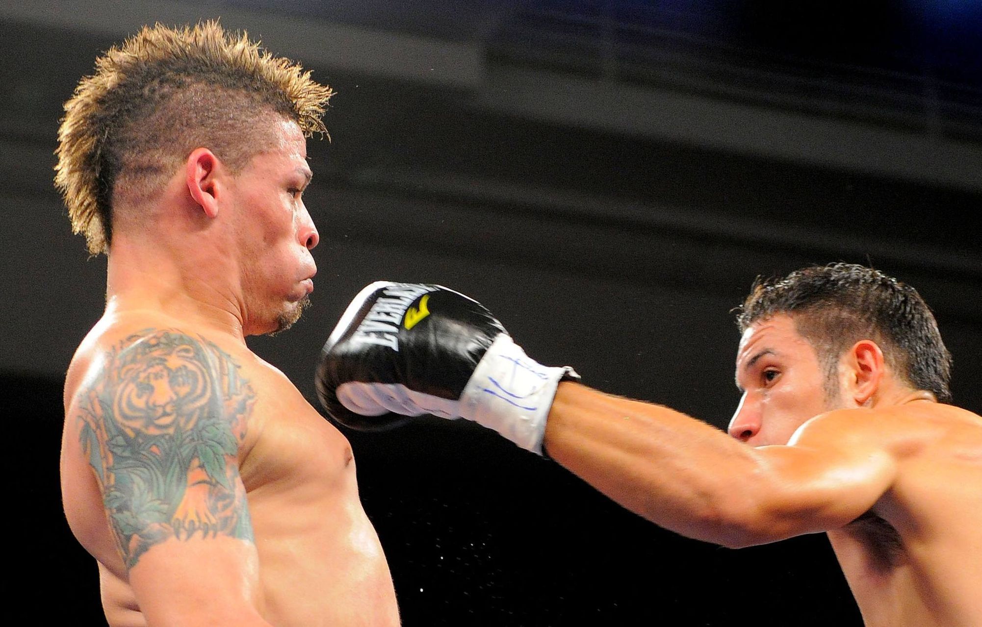 Portorický boxer Orlando Cruz v souboji s Mexičanem Jorge Pazosem během zápasu i mistra světa WBO NABO v muší váze.