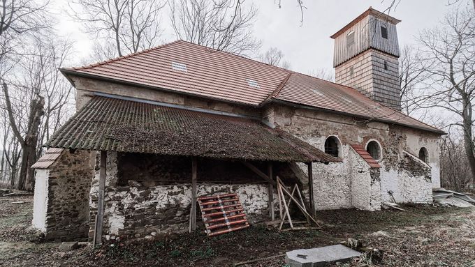 Smutný osud zaniklé vesnice Pelhřimovy. Lidé obnovují zničený kostel ze 13. století