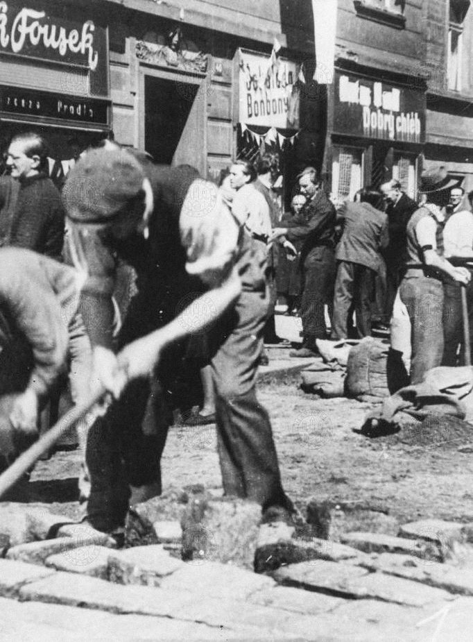 Stavba barikády z dlažebních kostek ve Veletržní ulici v Holešovicích. Květen 1945