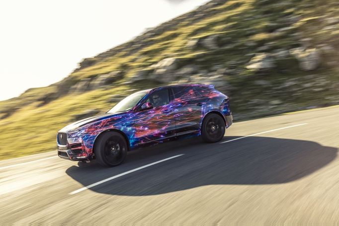 Definitivní odhalení vozu Jaguar F-Pace se odehraje až ve Frankfurtu.