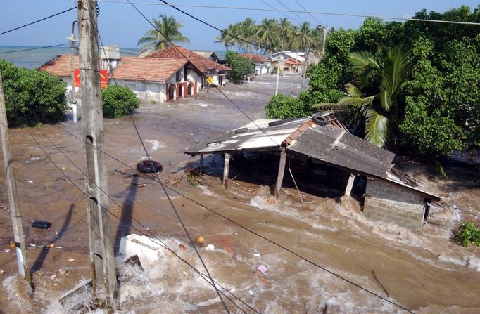 Uplynulo 15 let od ničivé vlny tsunami, která si 26. prosince 2004 vyžádala na pobřeží Indického oceánu v jihovýchodní Asii přes 230 000 mrtvých.