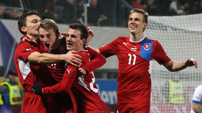 Čeští fotbalisté David Lafata, Bořek Dočkal a Vladimír Darida slaví gól v přátelském utkáním se Slovenskem v listopadu 2012.