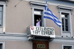 Řecká vláda ustoupila, státní televize znovu vysílá