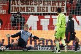 Oliver Kahn při zákroku: Zápas Poháru UEFA mezi Bayernem Mnichov a Soluní.