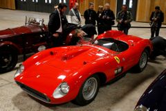 Ferrari z roku 1957 se prodalo za rekordních 866 milionů. "Nejdražší auto světa" má výkon 400 koní