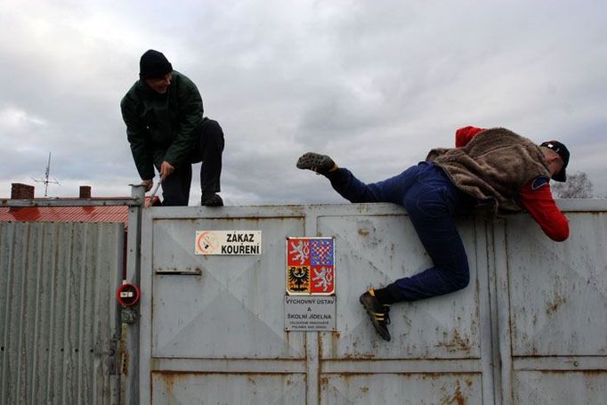 Demonstrace útěku na cestě z baráku do posilovny, stačí dvě vteřiny a jsme venku.