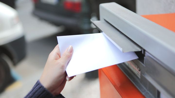 Pošta bude nově doručovat bezkontaktně. Místo zazvonění jen hodí do schránky oznámení