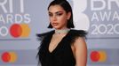 Zpěvačka Charli XCX na předávání cen Brit Awards v roce 2020.