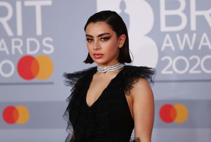 Zpěvačka Charli XCX na předávání cen Brit Awards v roce 2020.