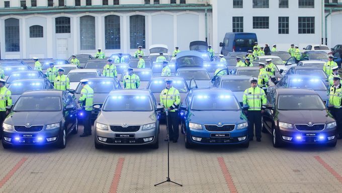 Policie převzala v Mladé Boleslavi 85 nových vozů Škoda Octavia. Část je v policejních barvách, část v civilním provedení.