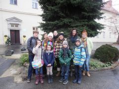 Žáci ze ZŠ Jasanová míří na návštěvu do hospicu.
