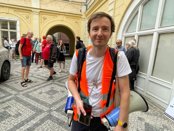 Akci proti vedení SOCDEM organizoval Jiří Benýšek, který není členem strany. Podle svých slov chtěl do strany vstoupit, ale vedení bylo proti.