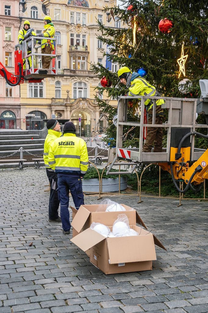 Vánoční Praha 2020: jak se zdobil strom na Staroměstském náměstí