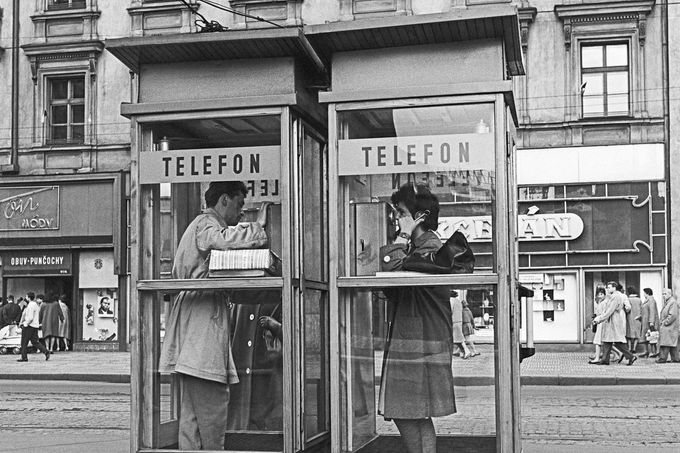 Telefonní budky na jedné z pražských ulic. Rok 1962