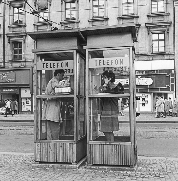 Telefonní budky na jedné z pražských ulic. Rok 1962