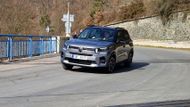 Citroën má skutečné slevy v rámci akce Happy Days, která se vztahuje na skladová auta. Takže třeba malou C3 lze pořídit od 335 tisíc korun, je to suma v případě využití značkového financování a ještě dodání starého vozidla protiúčtem. Za hotové a bez starého vozu je ceníková cena 370 tisíc korun. To znamená o 40 tisíc korun níže, než je standardní cena.