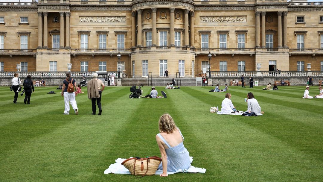 Prostranství zahrad Buckinghamského paláce si lidé oblíbili, nyní mohou v zeleni i piknikovat bez nutného doprovodu průvodce.