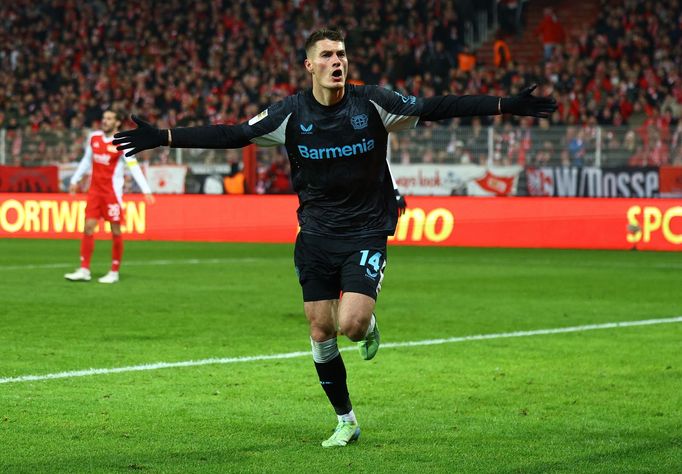 Patrik Schick slaví gól Leverkusenu