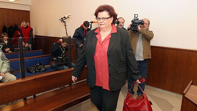 Marie Benešová přichází k soudu