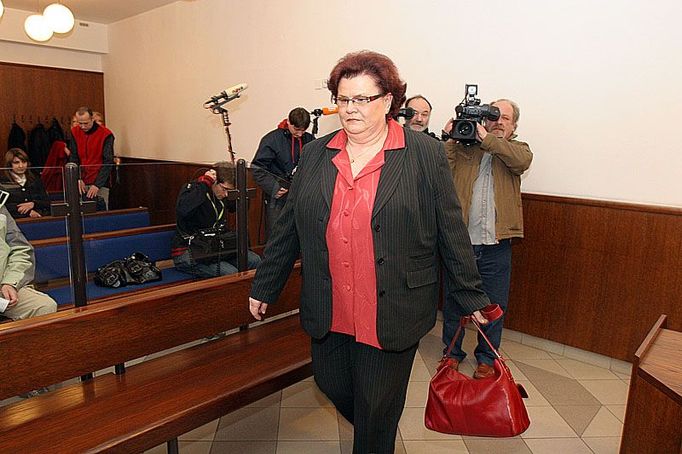 Marie Benešová přichází k soudu