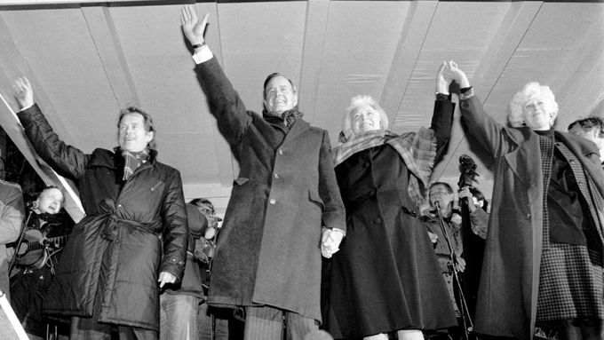 Václavské náměstí, 17. listopadu 1990. Zleva Václav Havel, George Bush st., Barbara Bushová a Olga Havlová. Odešel poslední z této čtveřice na známé fotce.