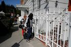 Rusové očekávají prohlídku FBI na konzulátu v San Francisku. Zaměstnanci pálí v krbu neznámé věci