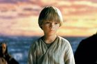 Jakeu Lloydovi bylo osm let, když jej režisér George Lucas obsadil do role malého otroka Anakina Skywalkera. Toho na pouštní planetě Tatooine najdou dva mistři řádu Jedi, kterým on pomůže z jejich nesnází, když vyhraje závod rychlých vznášejících se kluzáků. Mistři Jedi jej výměnou za to osvobodí a učiní z něj svého učedníka, aniž by tušili, že toto rozhodnutí bude mít dopad na celou galaxii.