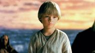 Jakeu Lloydovi bylo osm let, když jej režisér George Lucas obsadil do role malého otroka Anakina Skywalkera. Toho na pouštní planetě Tatooine najdou dva mistři řádu Jedi, kterým on pomůže z jejich nesnází, když vyhraje závod rychlých vznášejících se kluzáků. Mistři Jedi jej výměnou za to osvobodí a učiní z něj svého učedníka, aniž by tušili, že toto rozhodnutí bude mít dopad na celou galaxii.