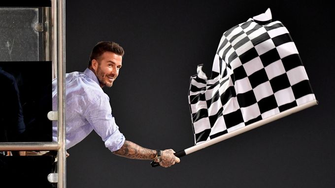 Takto David Beckham před měsícem odmával Velkou cenu Bahrajnu formule 1. Sám si ale za volant půl roku nesedne