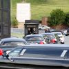 Pohřební obřad, který se obešel bez smutečního průvodu, trval asi hodinu. Svým způsobem se na něm podílela i sama Taylorová. Začal totiž přesně podle jejího přání se čtvrthodinovým zpožděním. Na snímku smuteční kolona limuzín.
