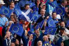 Evropský fanklub se ale nenechává nijak zahambit. Hvězdičky Evropské unie provázejí golfisty na každém kroku.