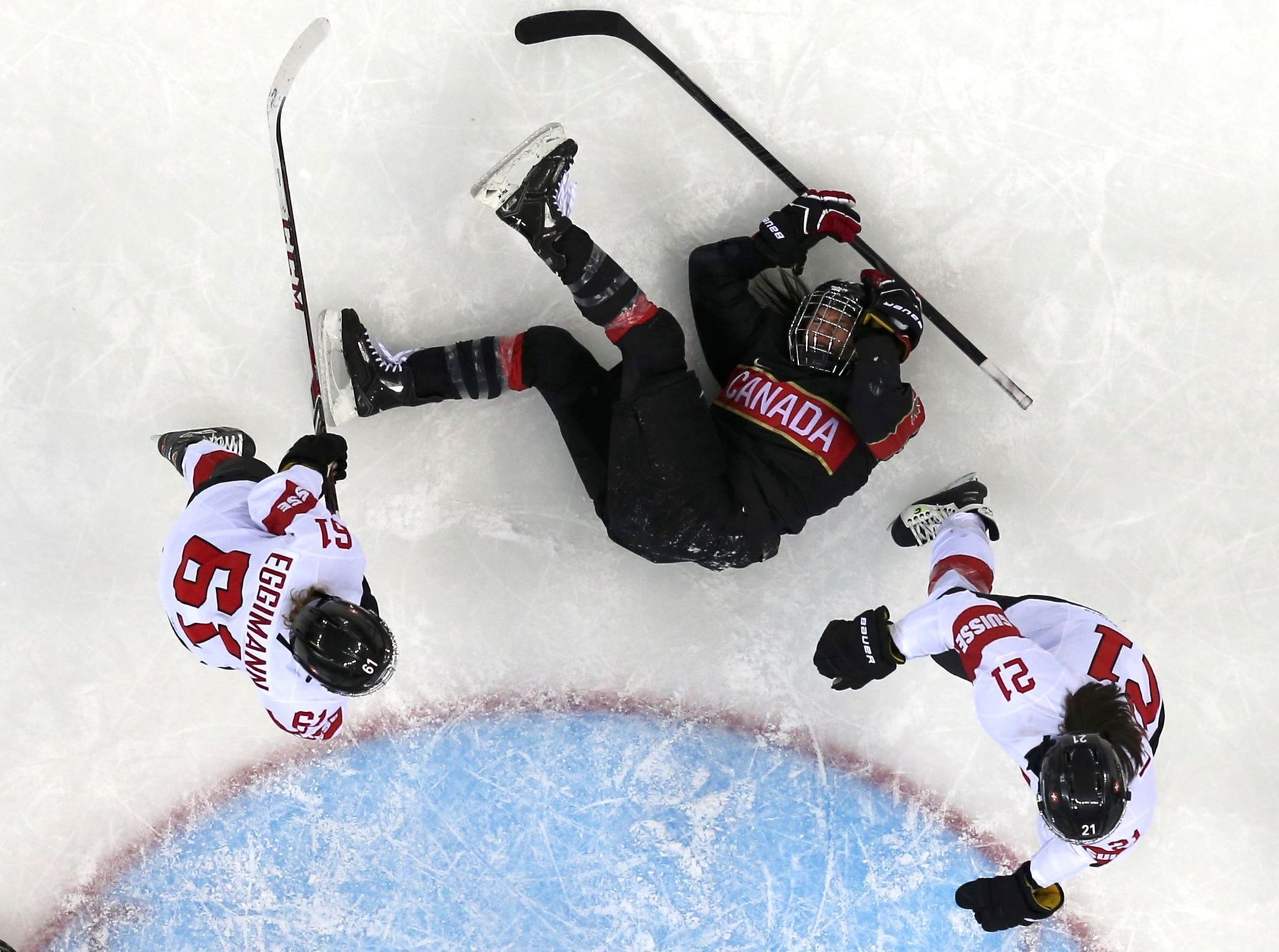 Soči 2014: hokej, Kanada - Švýcarsko: Natalie Spoonerová  - Romy Eggimannová a Laura Benzová (21)
