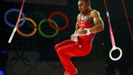 Gymnasta týmu USA John Orozco při cvičení na kruzích.